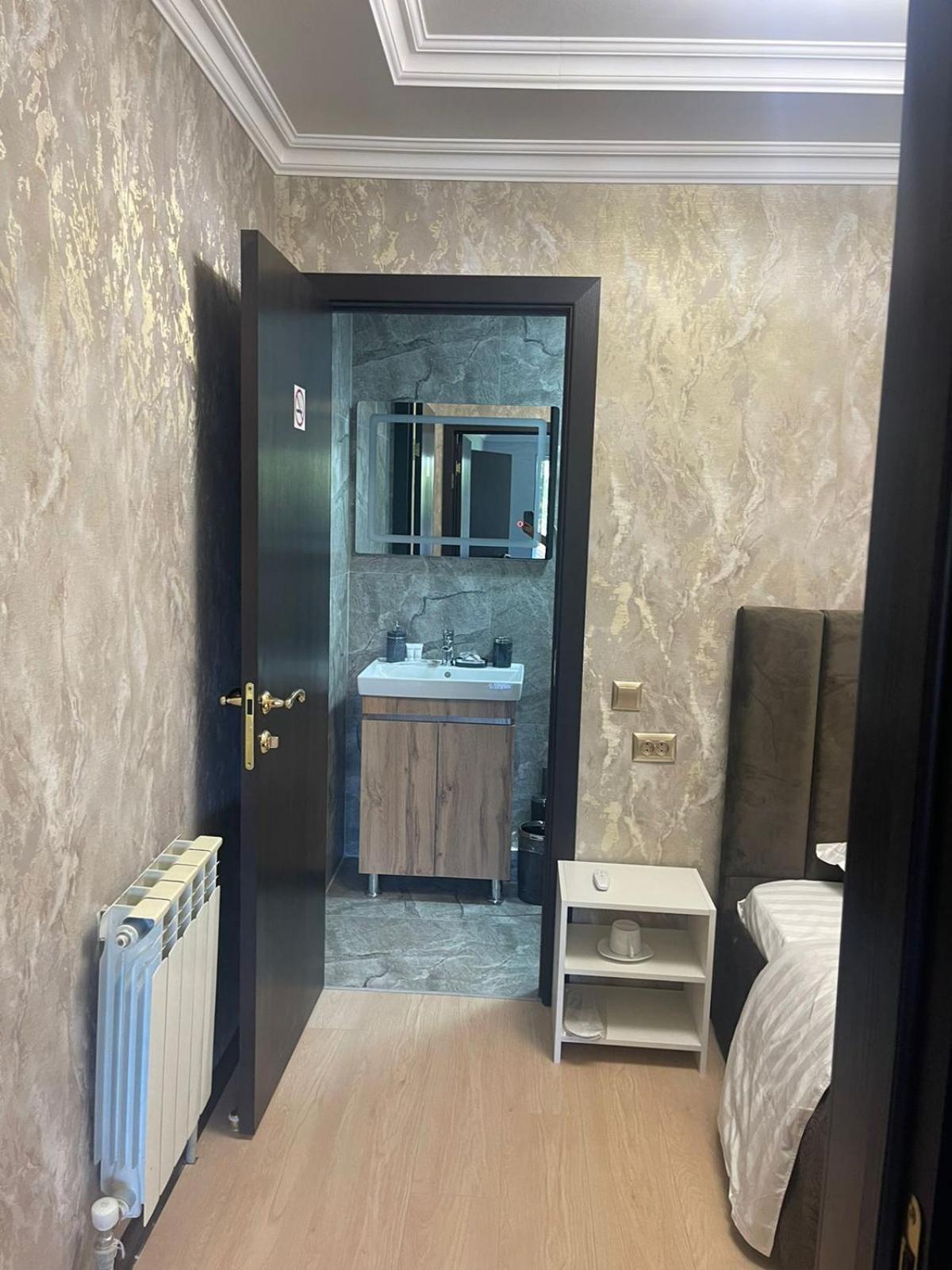 Hotel Lion Almaty Esterno foto